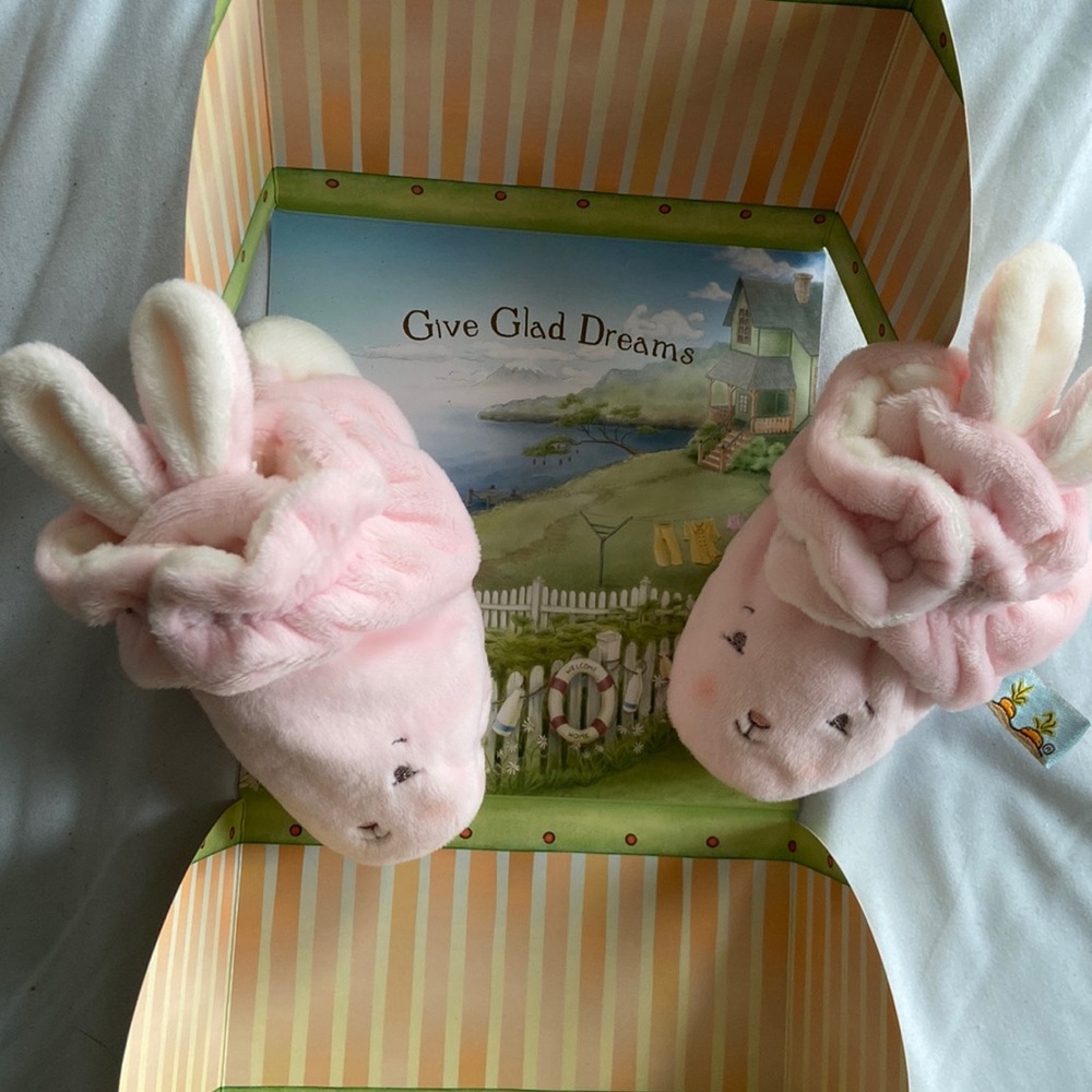 NWT Hoppy Feet Slippers